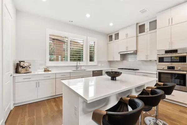 $865,000 | 381 East Greenbriar Lane, Unit 1603, Dallas, TX 75208