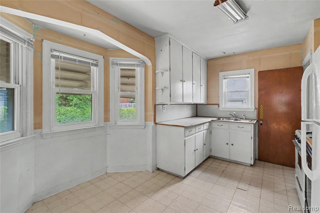 1129 East Bristol Road Burton, MI 48529 - Photo 12 of 26 Gallery Image 12