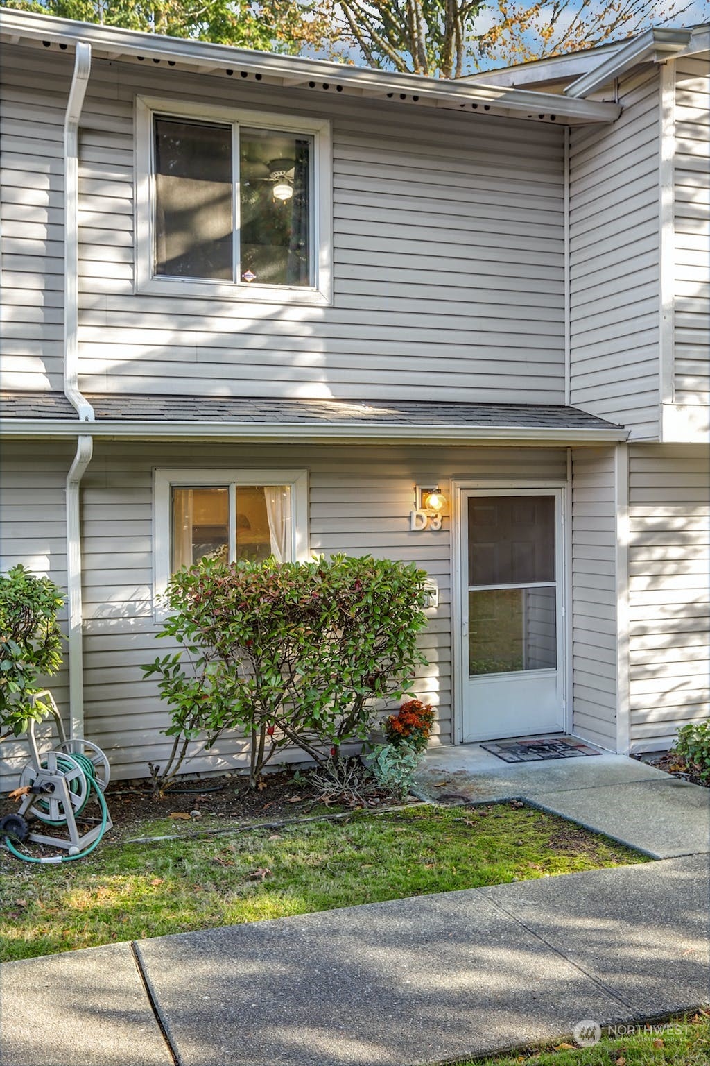 18910 Bothell Everett Highway, Unit D3 Bothell, WA 98012 - Photo 4 of 29 a front view of a house with garden