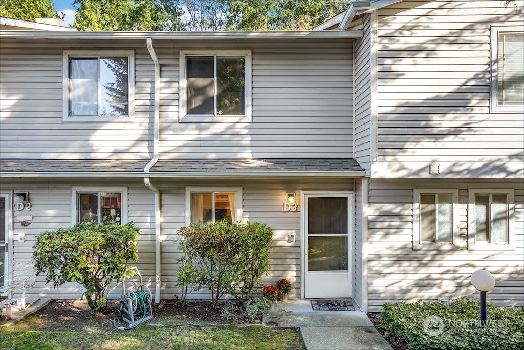 18910 Bothell Everett Highway, Unit D3 Bothell, WA 98012 - Photo 5 of 29 a front view of a house with garden