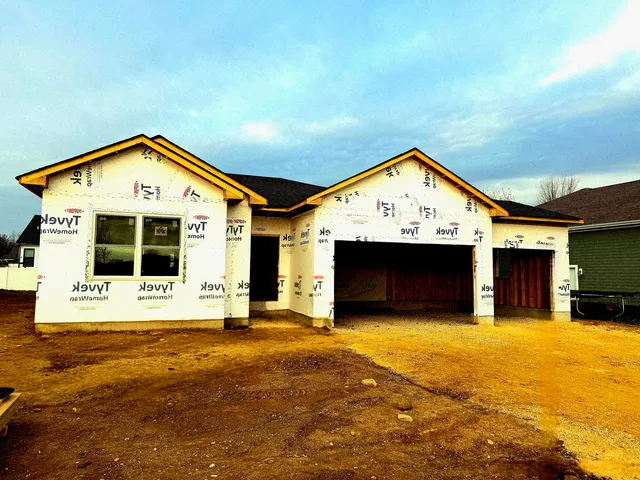 a view of a house with a yard