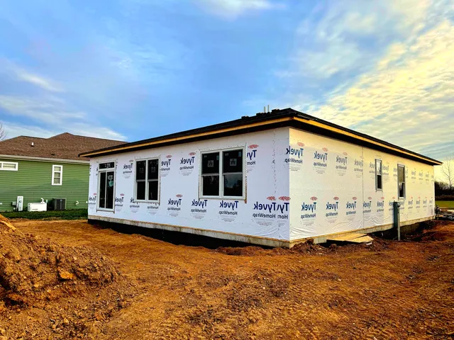 a view of a house with backyard