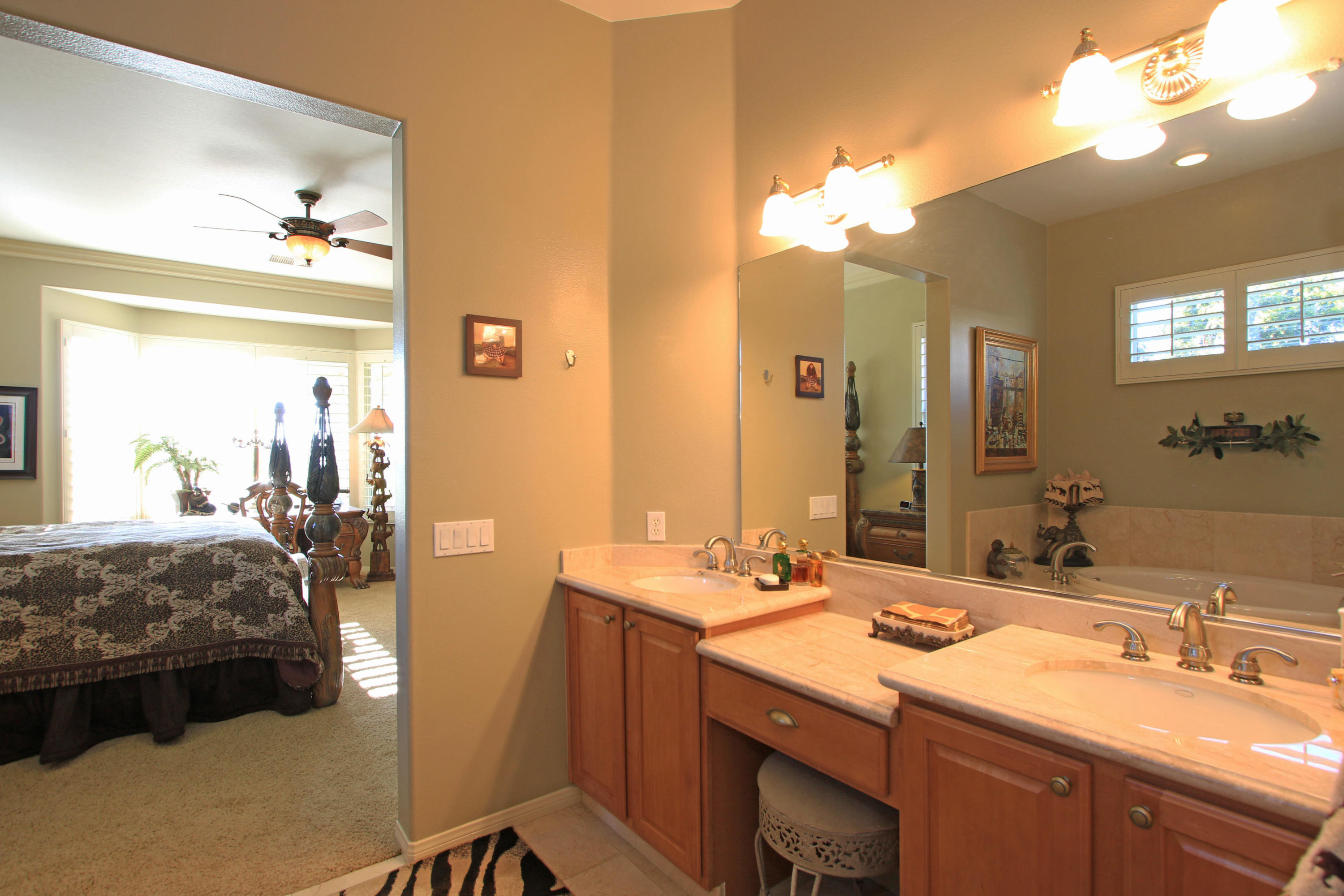 44530 Knightswood Road Indio, CA 92201 - Photo 19 of 38 a en suite bathroom with a double vanity sink and a mirror