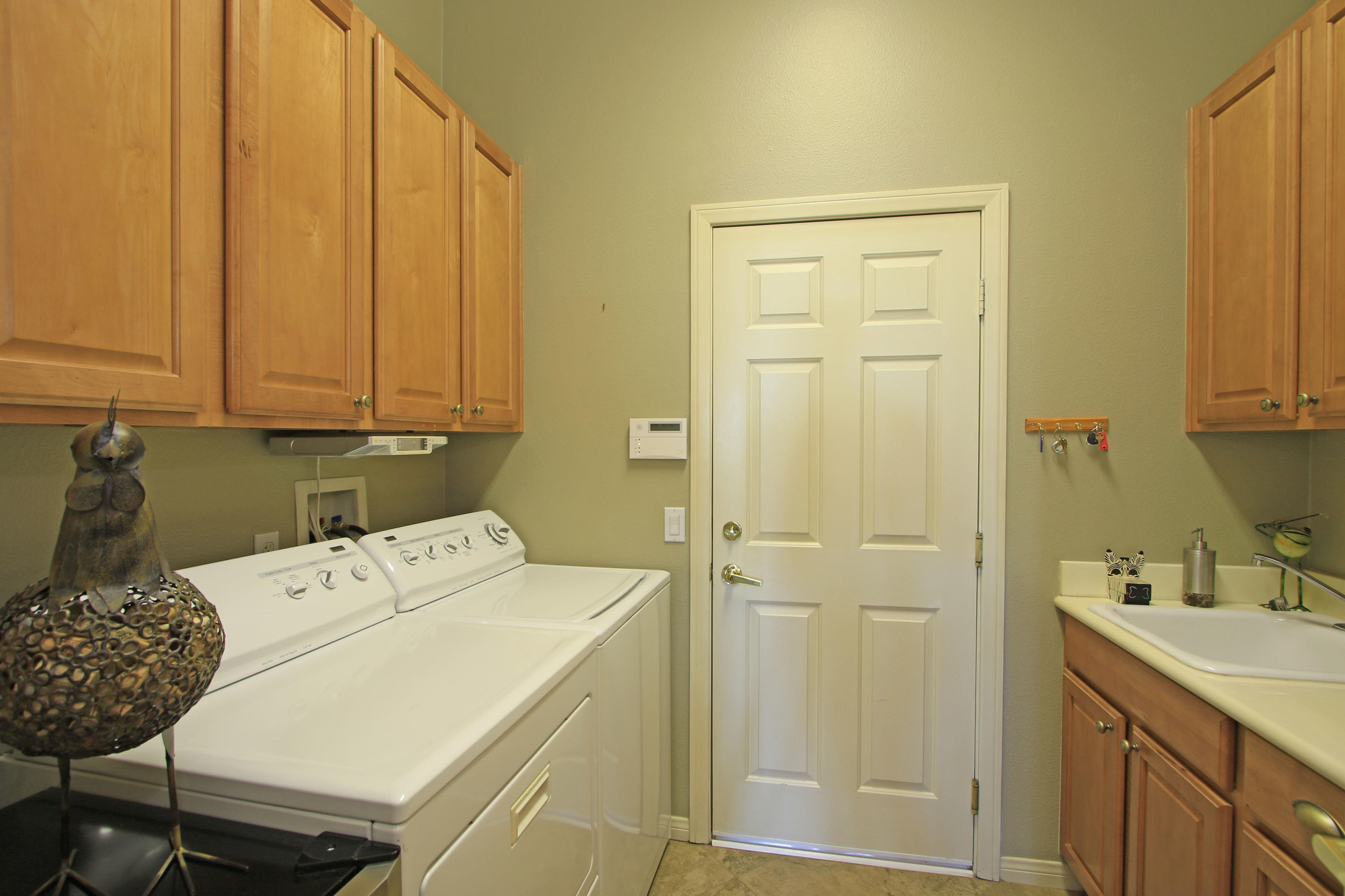 44530 Knightswood Road Indio, CA 92201 - Photo 22 of 38 a utility room with dryer and washer
