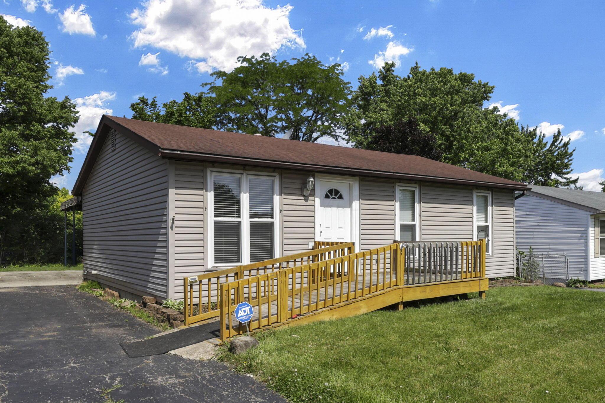 1745 Rivermont Road Columbus, OH 43223 - Photo 3 of 47