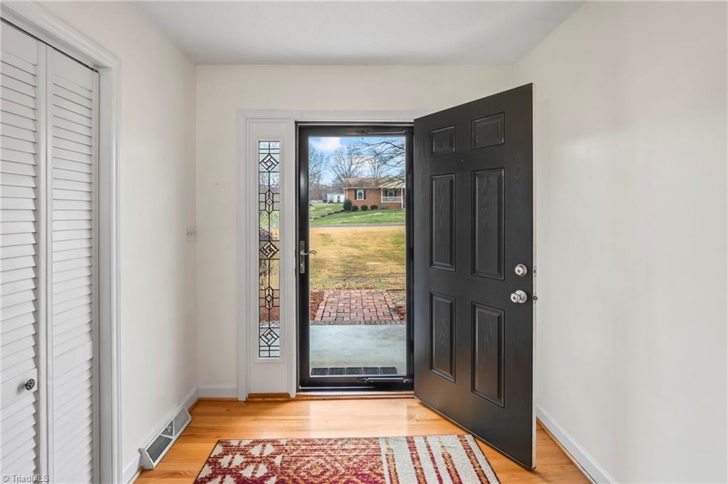 142 Cameron Road Lexington, NC 27295 - Photo 6 of 41 Foyer