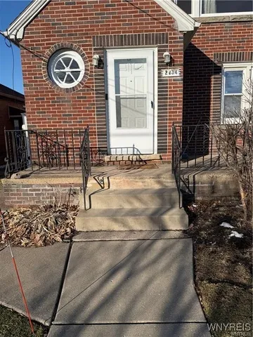 $1,200 | 2734 Forest Niagara Falls, Niagara Falls, NY 14301