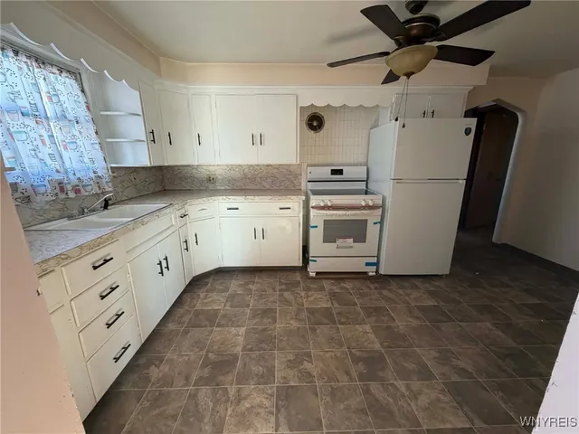 $1,200 | 2734 Forest Niagara Falls, Niagara Falls, NY 14301