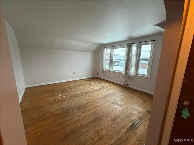 $1,200 | 2734 Forest Niagara Falls, Niagara Falls, NY 14301