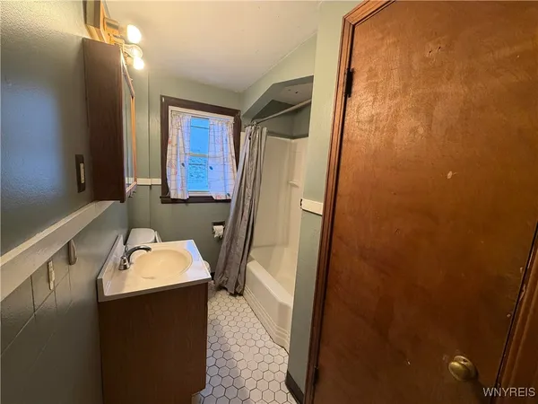 $1,200 | 2734 Forest Niagara Falls, Niagara Falls, NY 14301