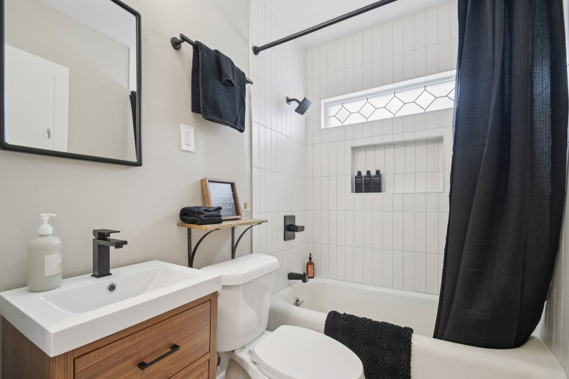 209 East 8th Street Elgin, TX 78621 - Photo 17 of 23 a bathroom with a sink a toilet and bathtub