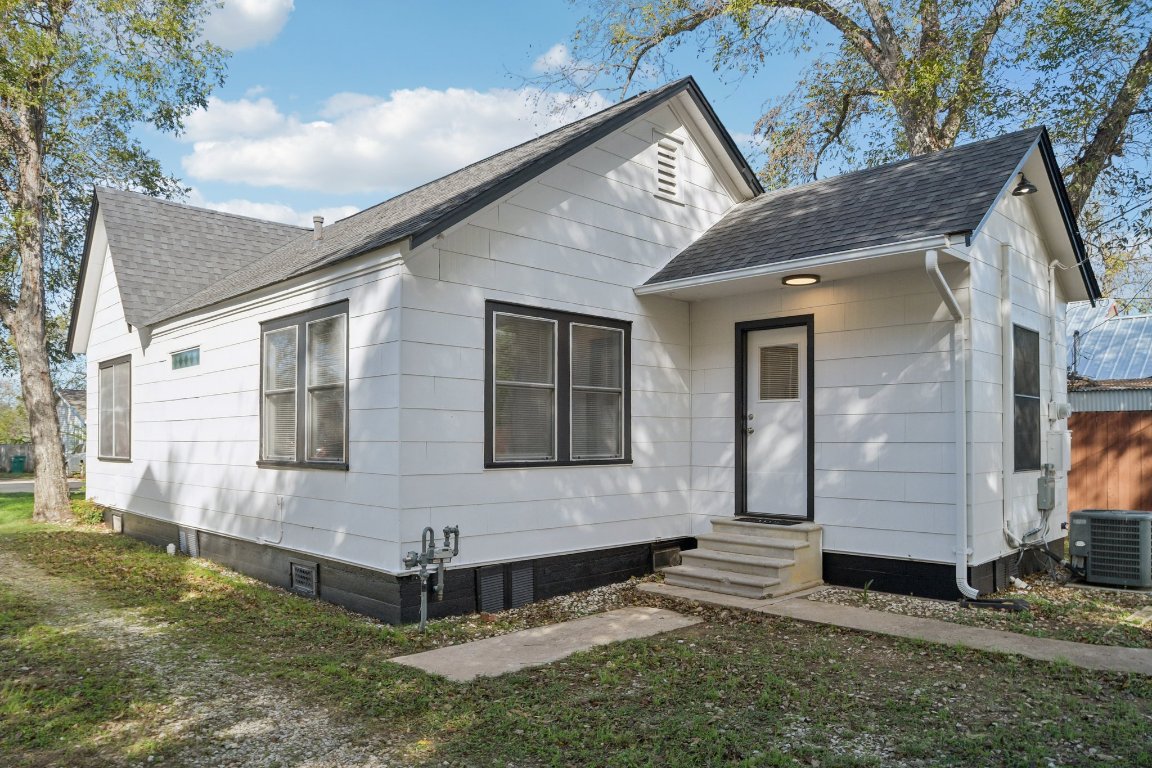 209 East 8th Street Elgin, TX 78621 - Photo 20 of 23 a view of house with backyard