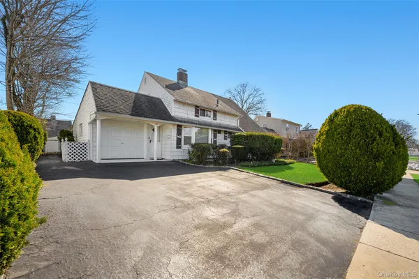 $689,999 | 60 Flamingo Road, Levittown, NY 11756