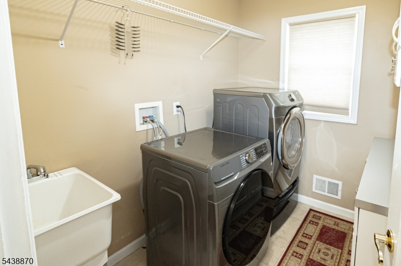 419 Putnam Road Union, NJ 07083 - Photo 11 of 37 a utility room with dryer and washer