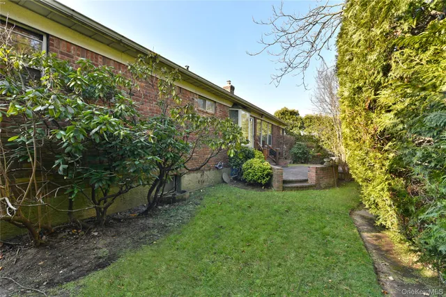 a view of a back yard of the house