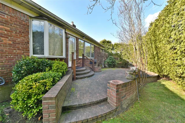 a view of a back yard