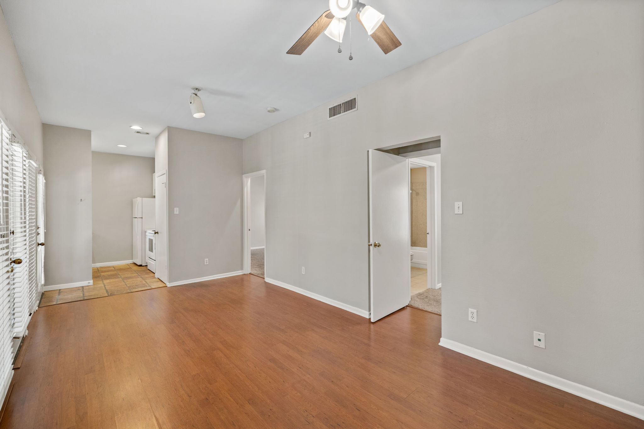 712 Graham Place, Unit 203 Austin, TX 78705 - Photo 28 of 30 an empty room with fan and entrance