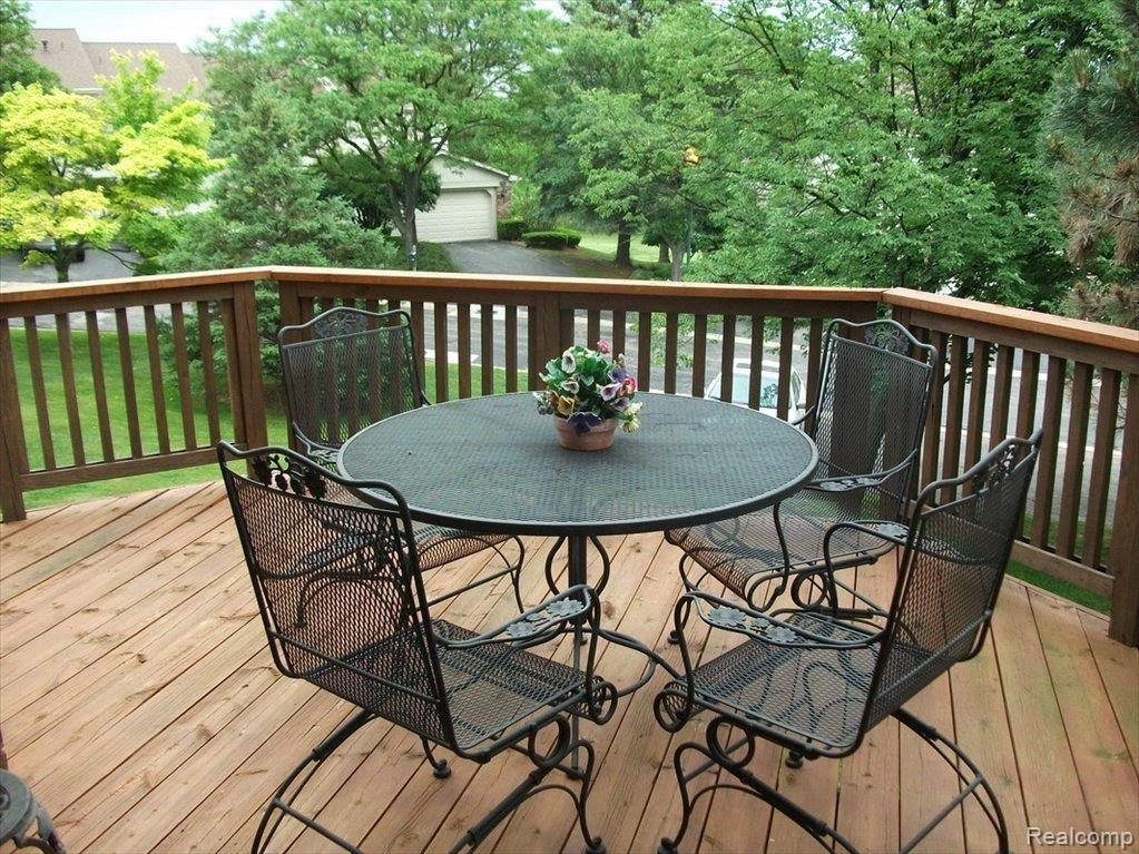 921 Golfview Court Rochester, MI 48307 - Photo 10 of 25 Elevated Deck