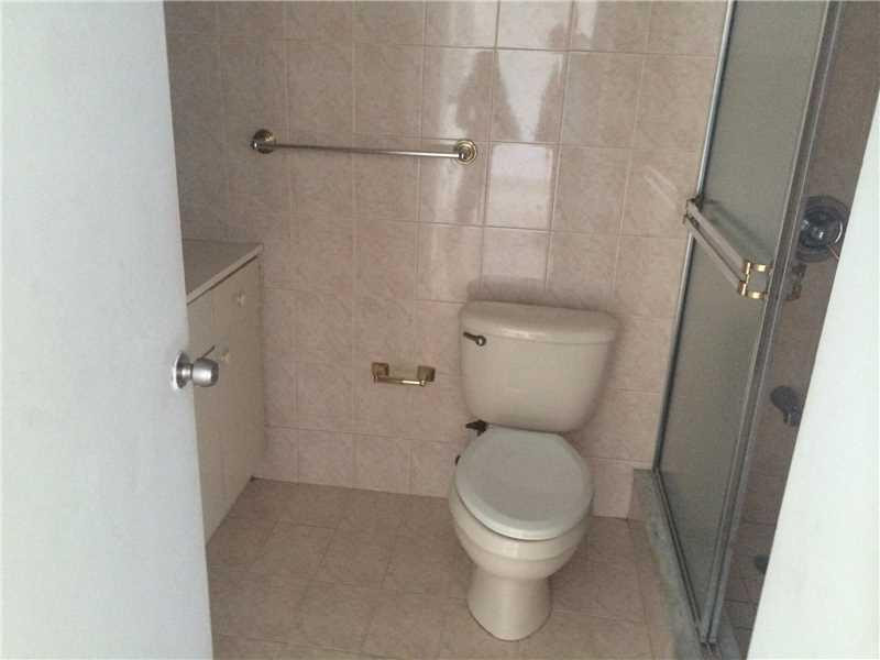 546 Southwest 1st Street, Unit 612 Miami, FL 33130 - Photo 2 of 4 a white toilet sitting next to a shower