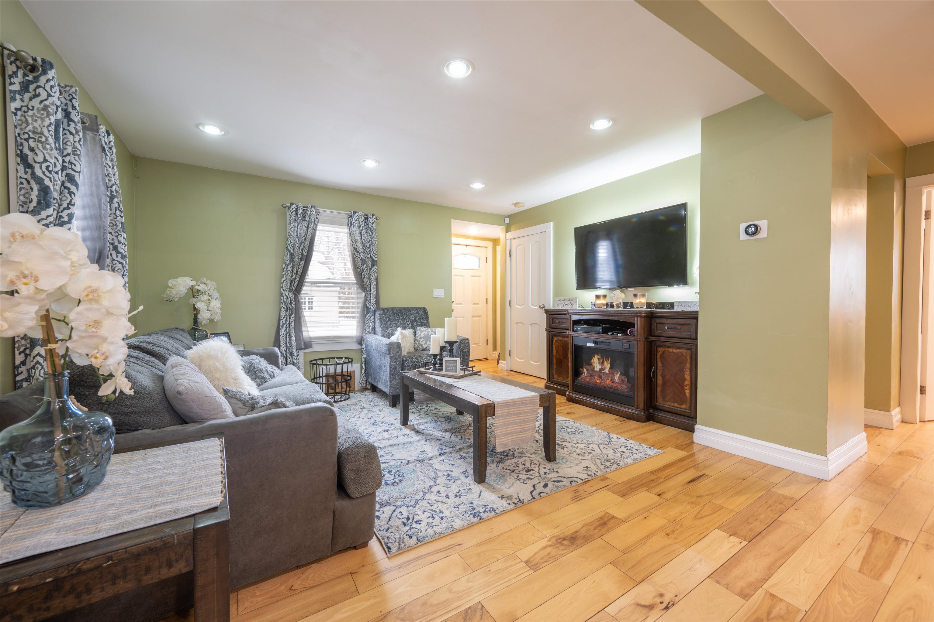 204 Vinton Street Manchester, NH 03103 - Photo 7 of 32