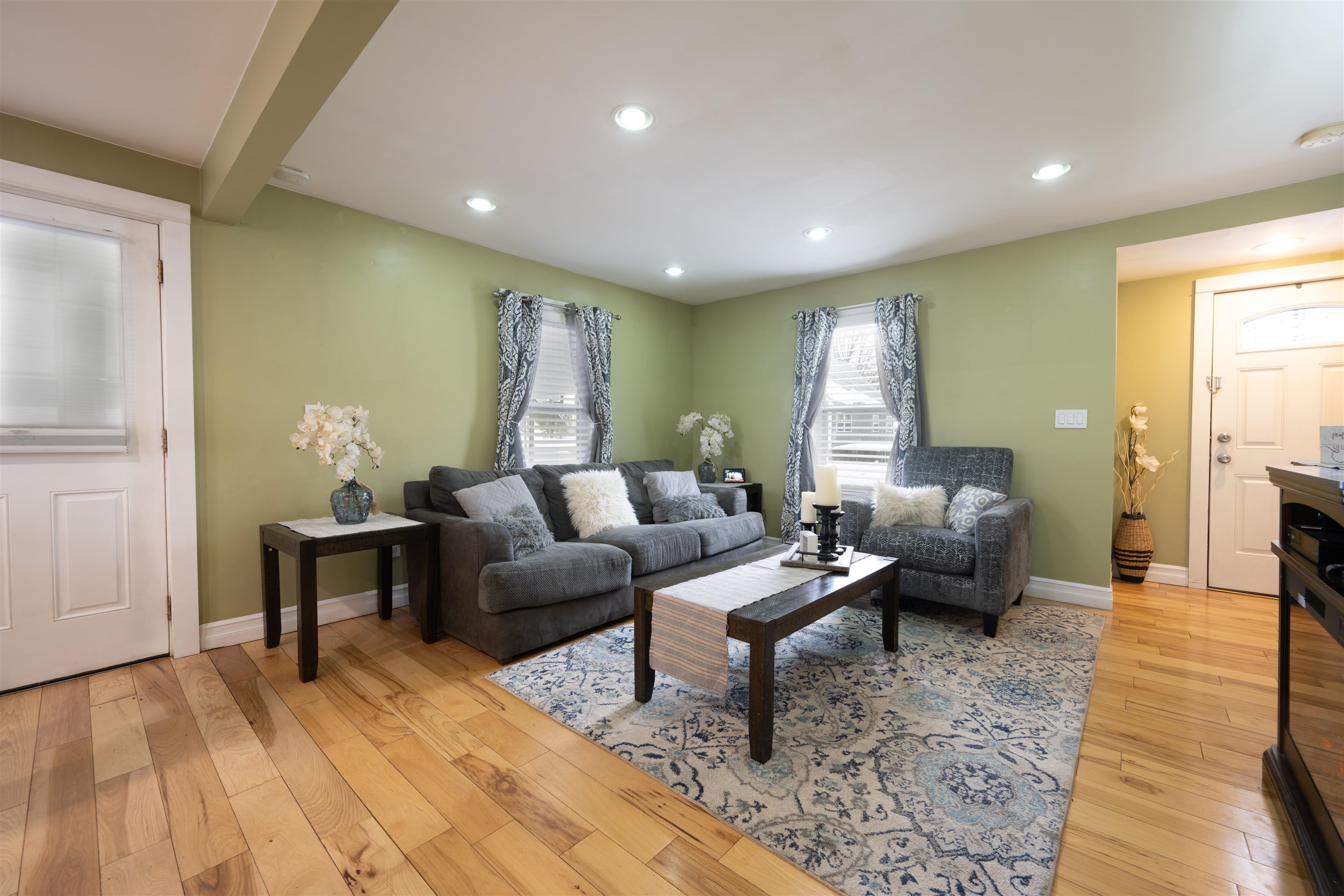 204 Vinton Street Manchester, NH 03103 - Photo 8 of 32
