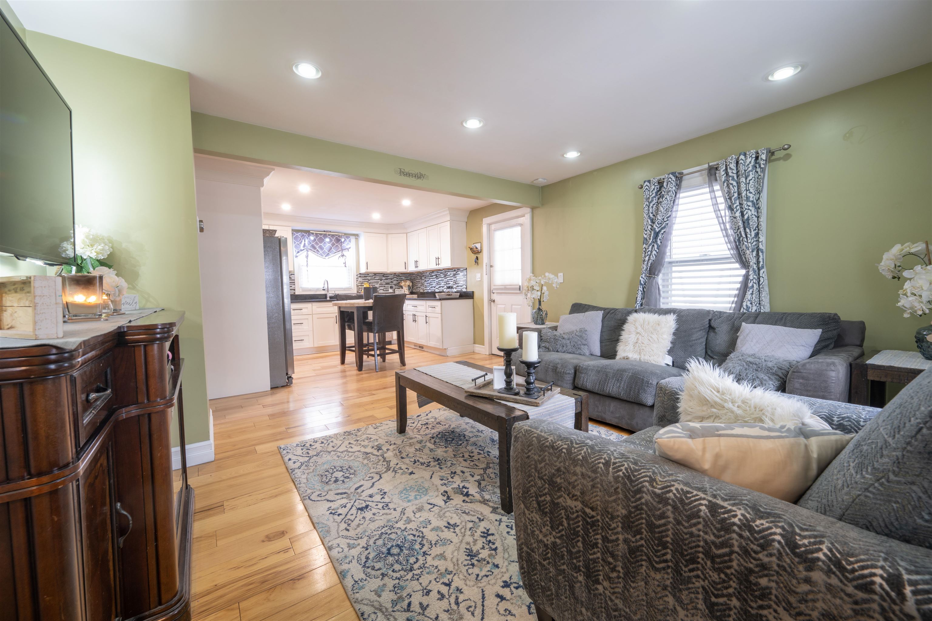 204 Vinton Street Manchester, NH 03103 - Photo 9 of 32