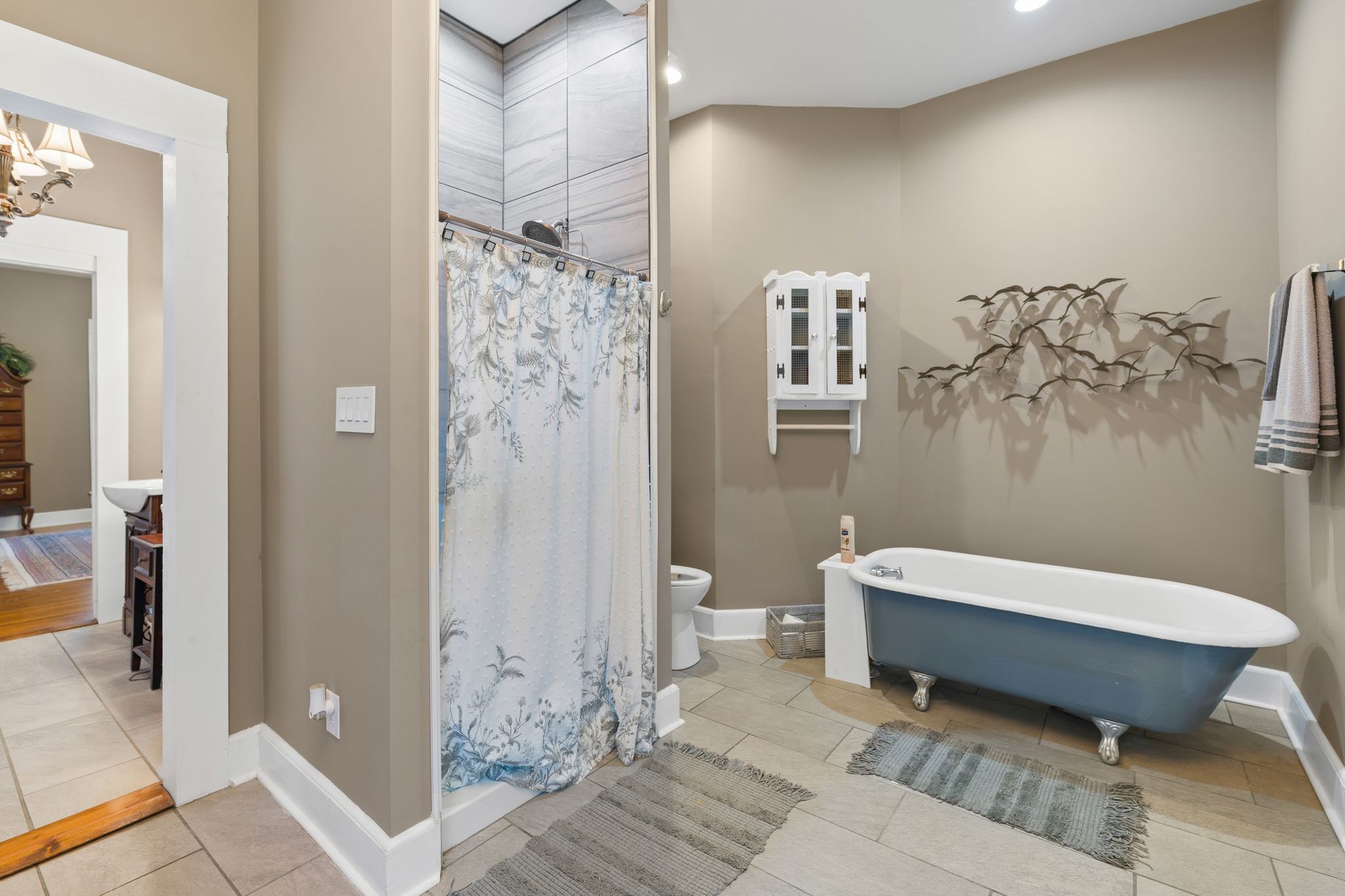 554 East Main Street Jackson, TN 38301 - Photo 5 of 38 a bathroom with a bathtub and shower