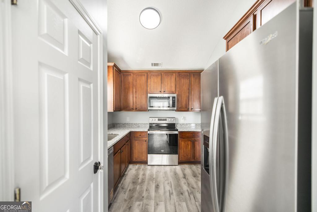 105 Browning Point Byron, GA 31008 - Photo 16 of 39 a kitchen with stainless steel appliances granite countertop a refrigerator a stove and a sink
