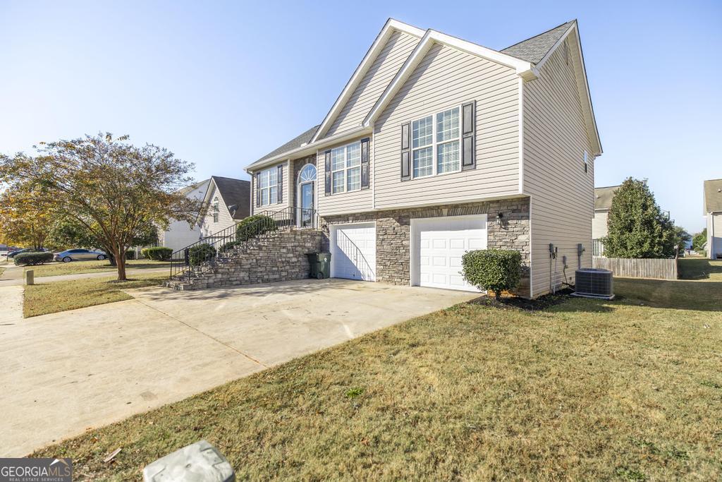 105 Browning Point Byron, GA 31008 - Photo 5 of 39 a front view of a house with a yard and garage