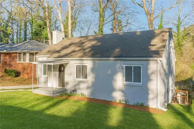 a view of a house with a yard
