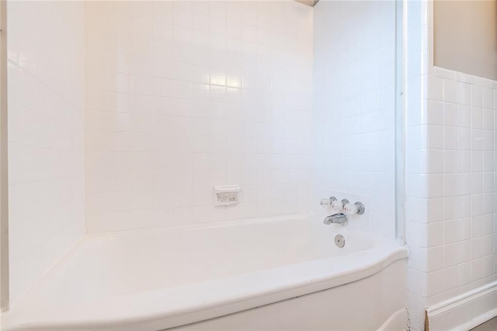1376 Westmont Road Southwest Atlanta, GA 30311 - Photo 38 of 41 a bathroom with a bathtub