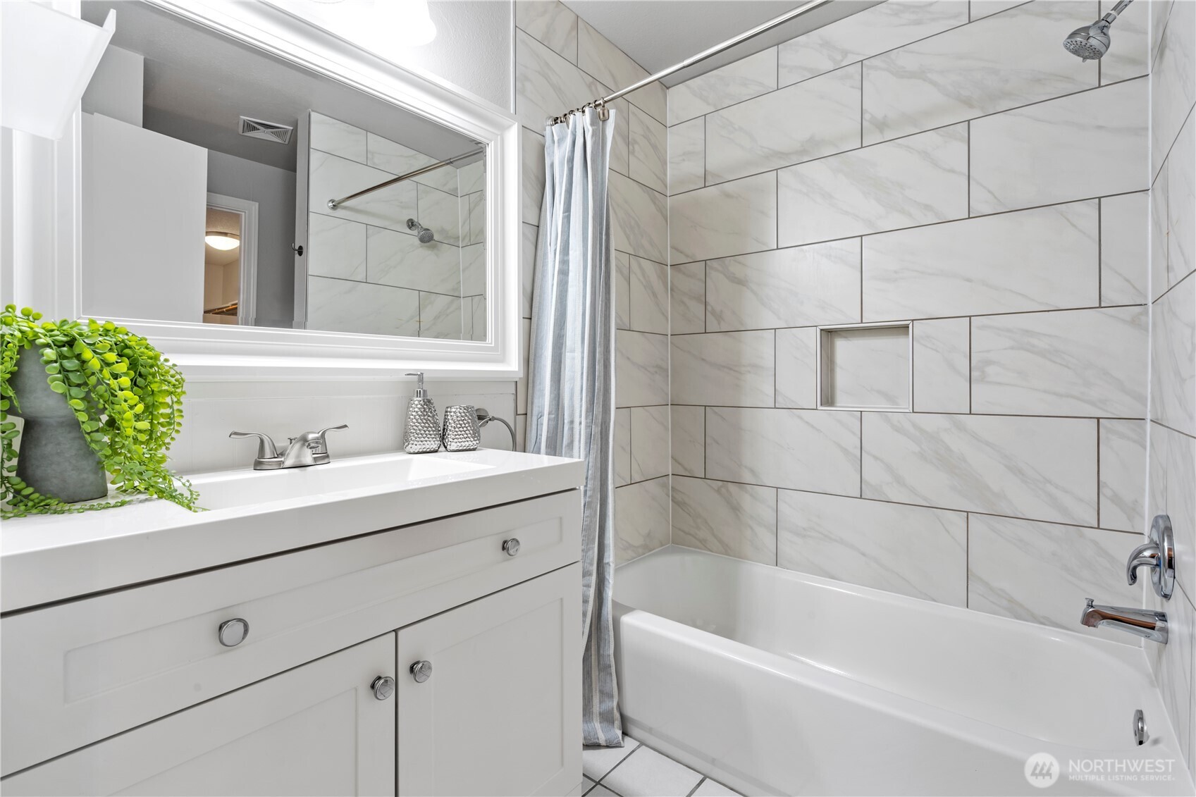 31921 46th Avenue Southwest Federal Way, WA 98023 - Photo 24 of 28 a bathroom with a bathtub and a sink