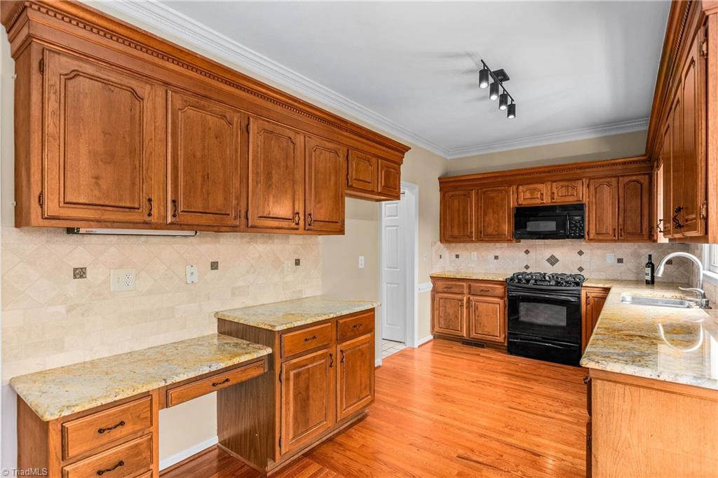 612 Rittenhouse Court Winston-Salem, NC 27104 - Photo 17 of 45 Kitchen