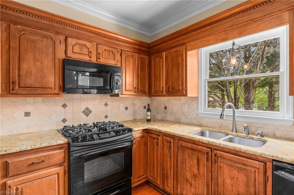 612 Rittenhouse Court Winston-Salem, NC 27104 - Photo 18 of 45 Kitchen