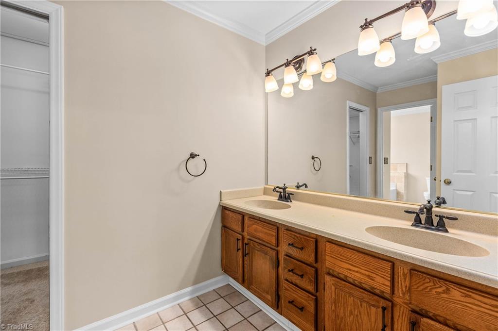 612 Rittenhouse Court Winston-Salem, NC 27104 - Photo 29 of 45 Primary Bathroom