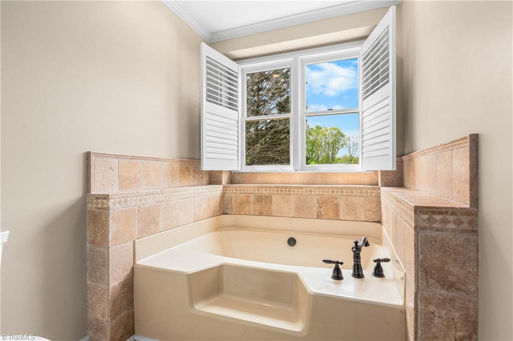 612 Rittenhouse Court Winston-Salem, NC 27104 - Photo 30 of 45 Primary Bathroom