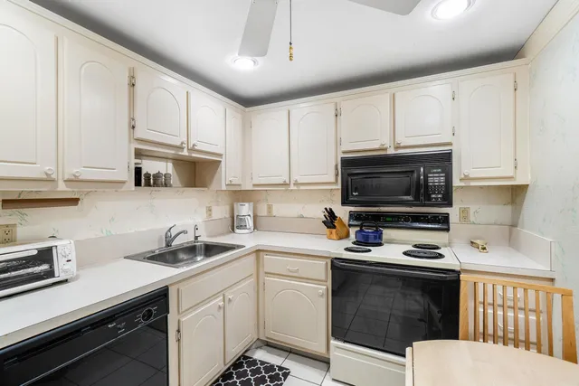 $3,300 | 4511 South Ocean Boulevard, Unit 206, Highland Beach, FL 33487