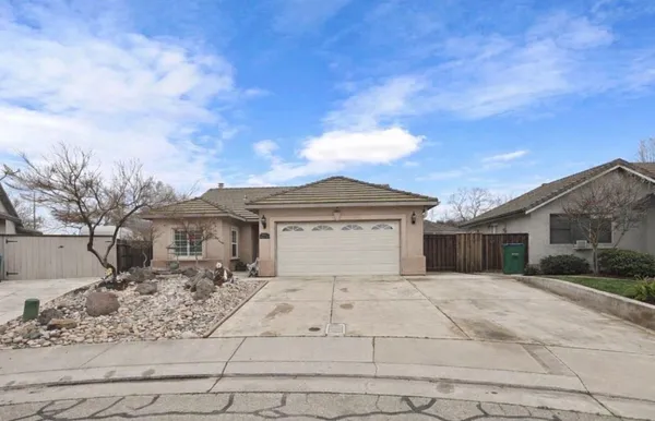 a view of house with a yard