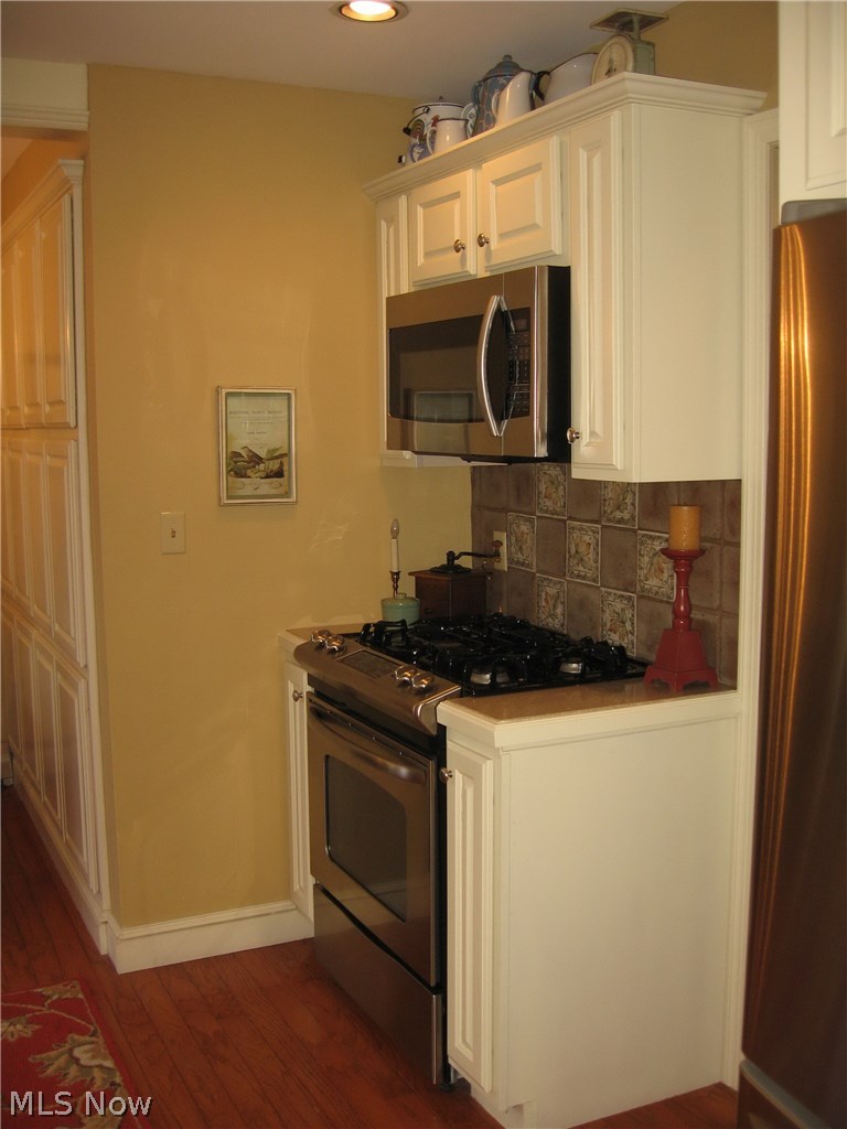 739 Ecton Road Akron, OH 44303 - Photo 9 of 34 RO W/BLT IN MW - TILE BACKSPLASH - STAINLESS APPLIANCE PACKAGE STAYS