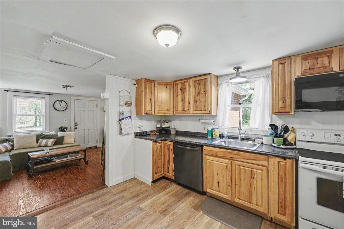 20322 Gum Tree Road Orange, VA 22960 - Photo 10 of 28 Charming kitchen with rustic appeal.