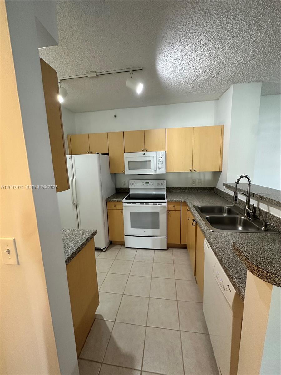8050 North Nob Hill Road, Unit 102 Tamarac, FL 33321 - Photo 8 of 10