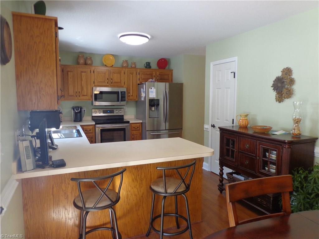 Kitchen w/Eat At Bar & SS Appliances