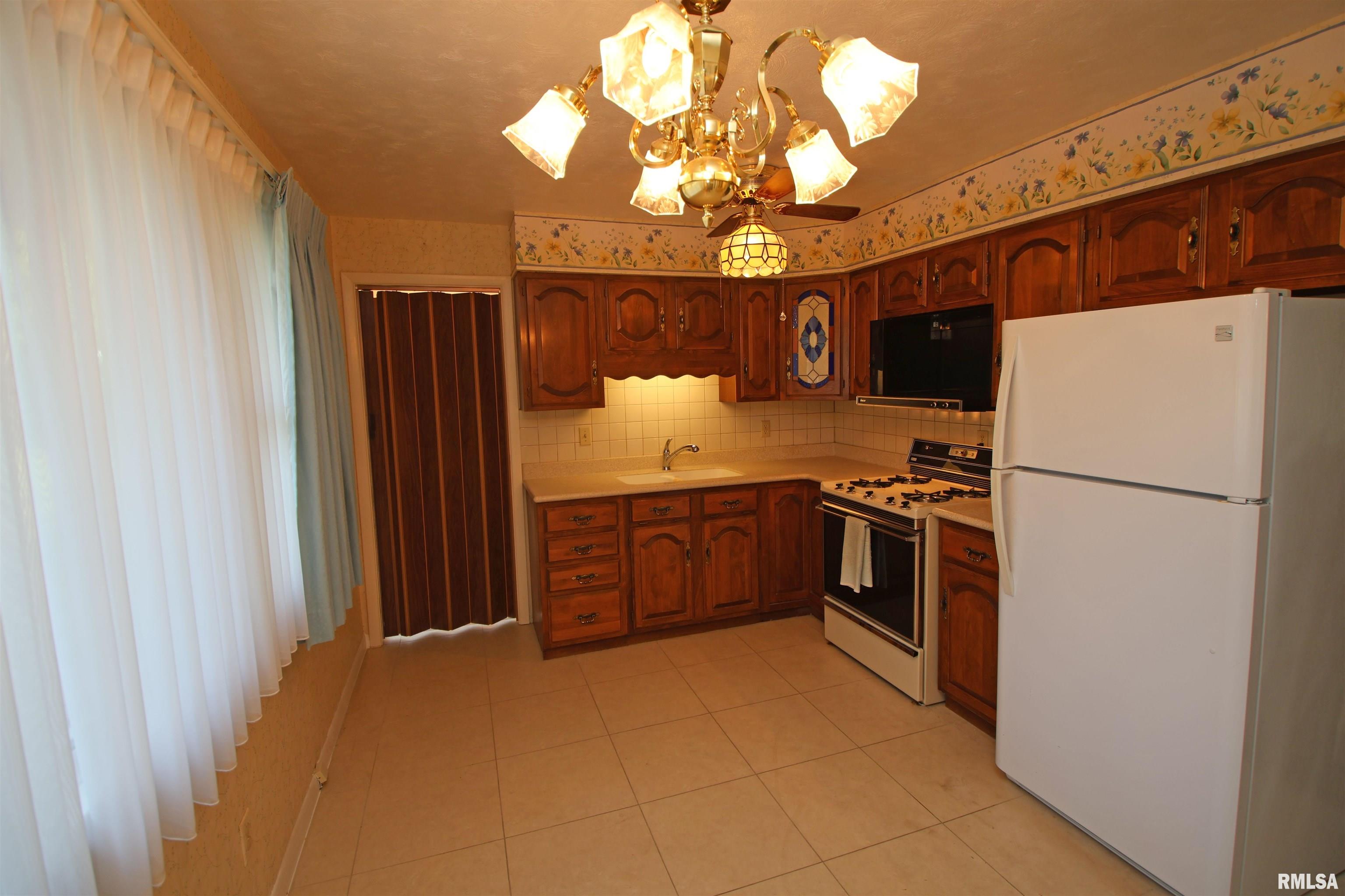 2631 West Overhill Road Peoria, IL 61615 - Photo 9 of 54 Gallery Image 9