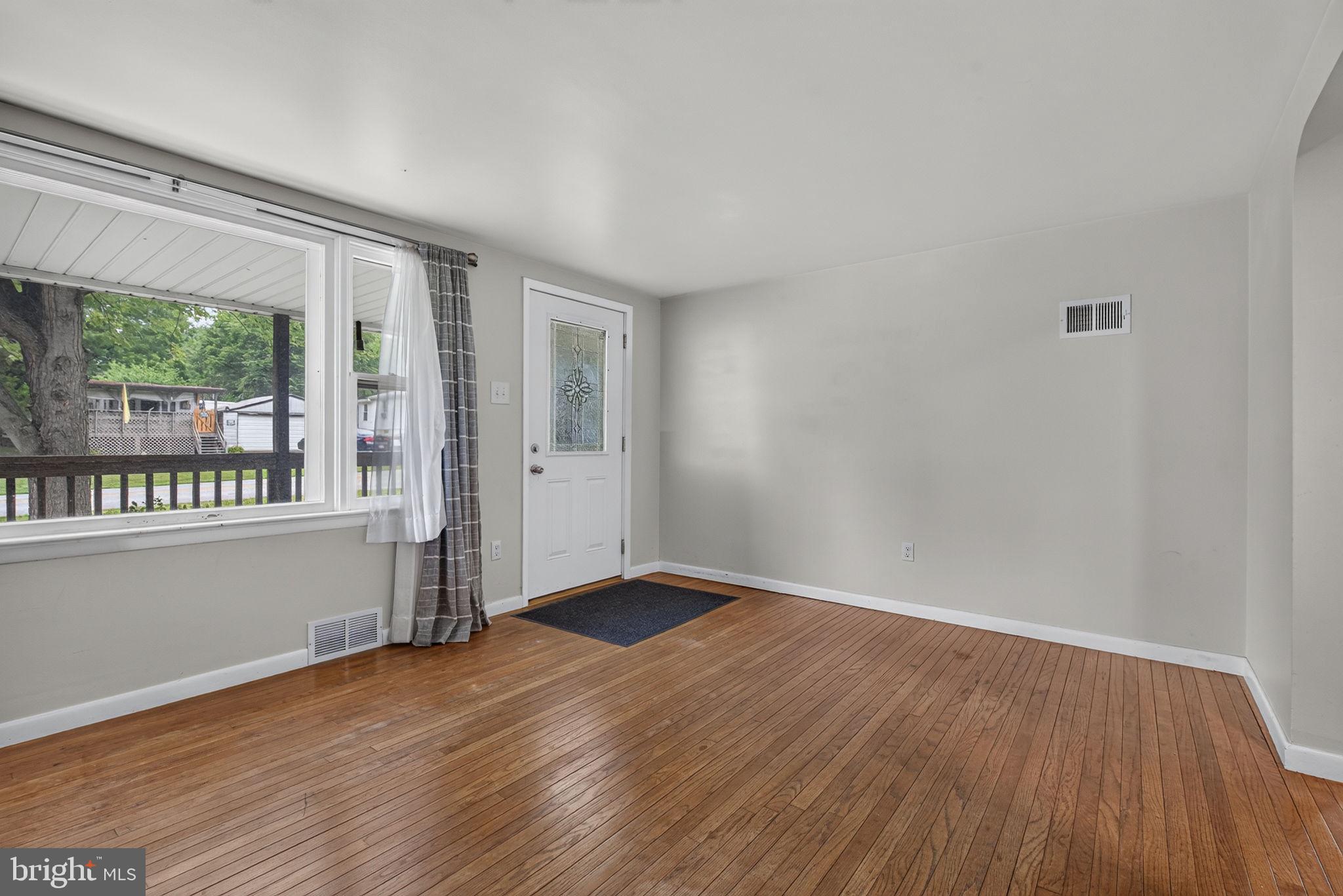 2725 Oakland Road Dover, PA 17315 - Photo 7 of 33