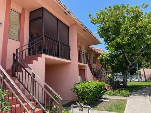 $2,400 | 235 Lakeview Drive, Unit 102, Weston, FL 33326