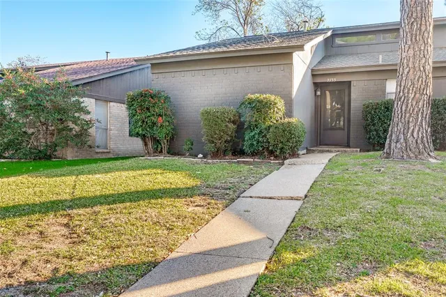 a view of a house with a yard