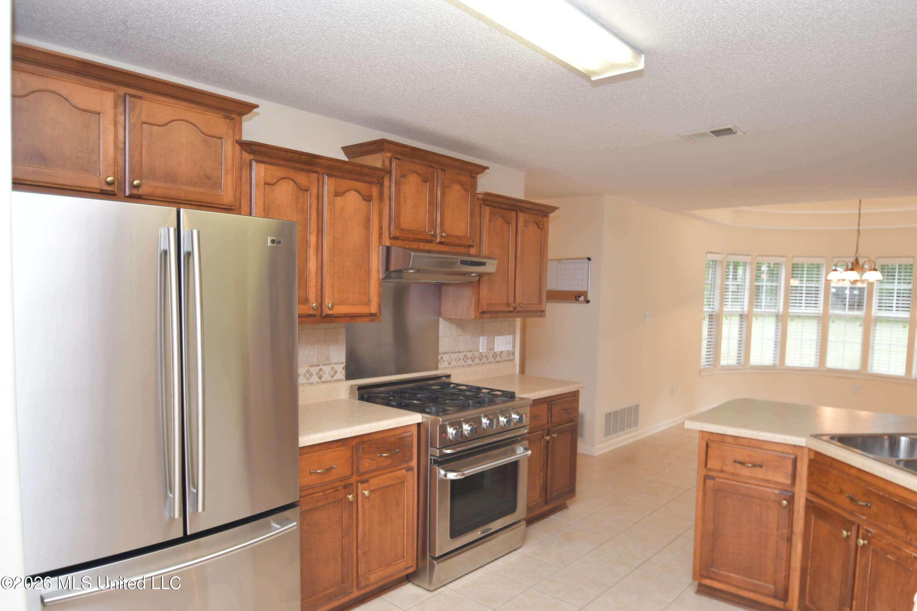616 Ridge View Drive Hernando, MS 38632 - Photo 9 of 27 Large Kitchen