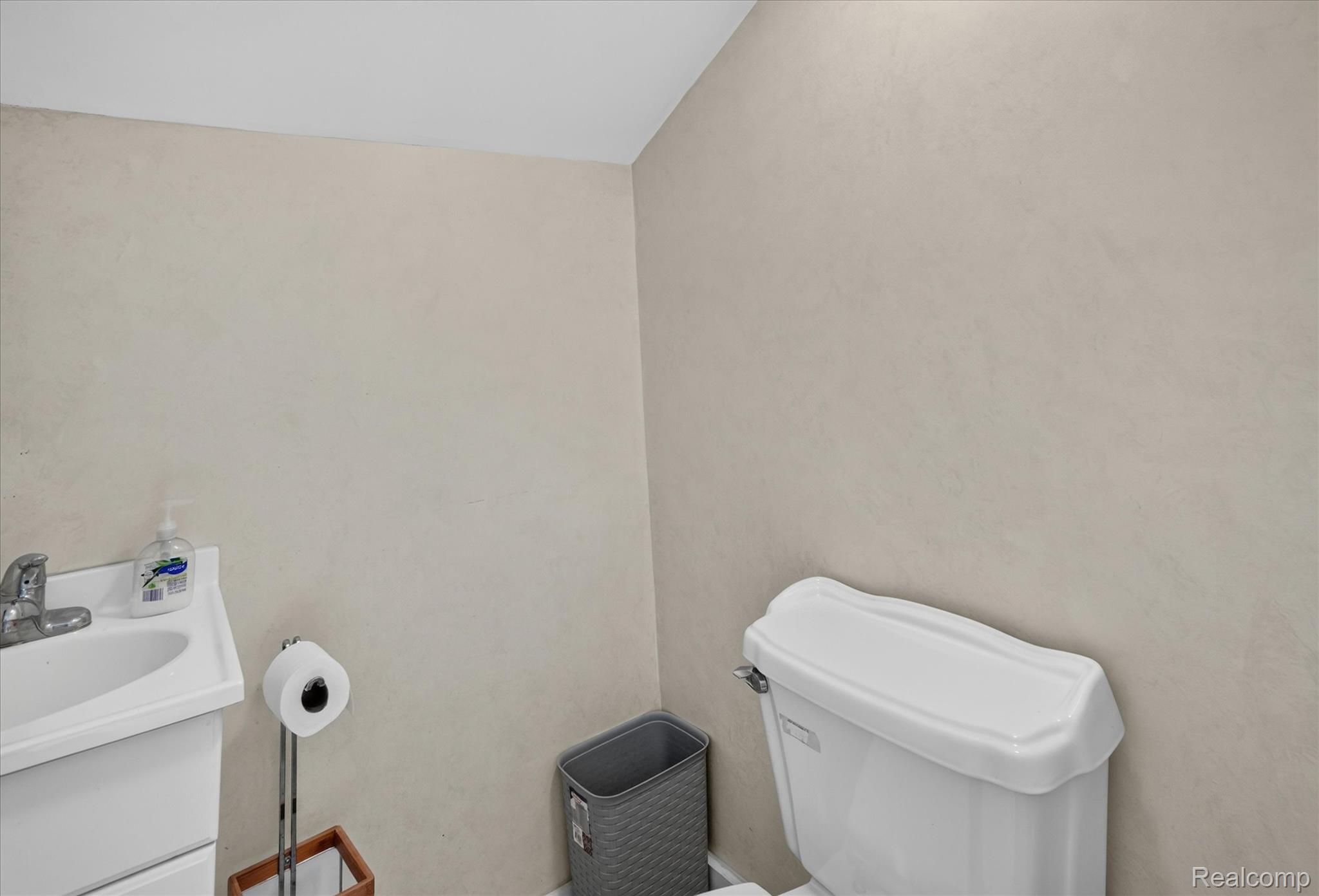410 South Center Street Howell, MI 48843 - Photo 29 of 47 31-410-S-Center-St-Howell-MI-48843-WindowStill.jpg