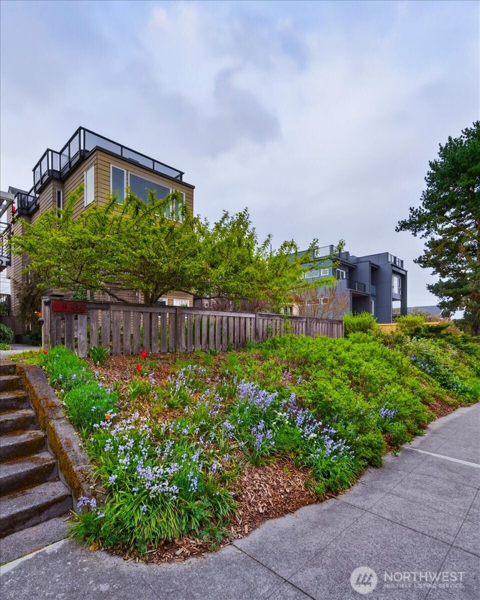 4132 44th Avenue Southwest Seattle, WA 98116 - Photo 3 of 39