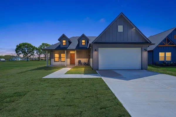 $279,000 | 612 Austin Street, West Columbia, TX 77486